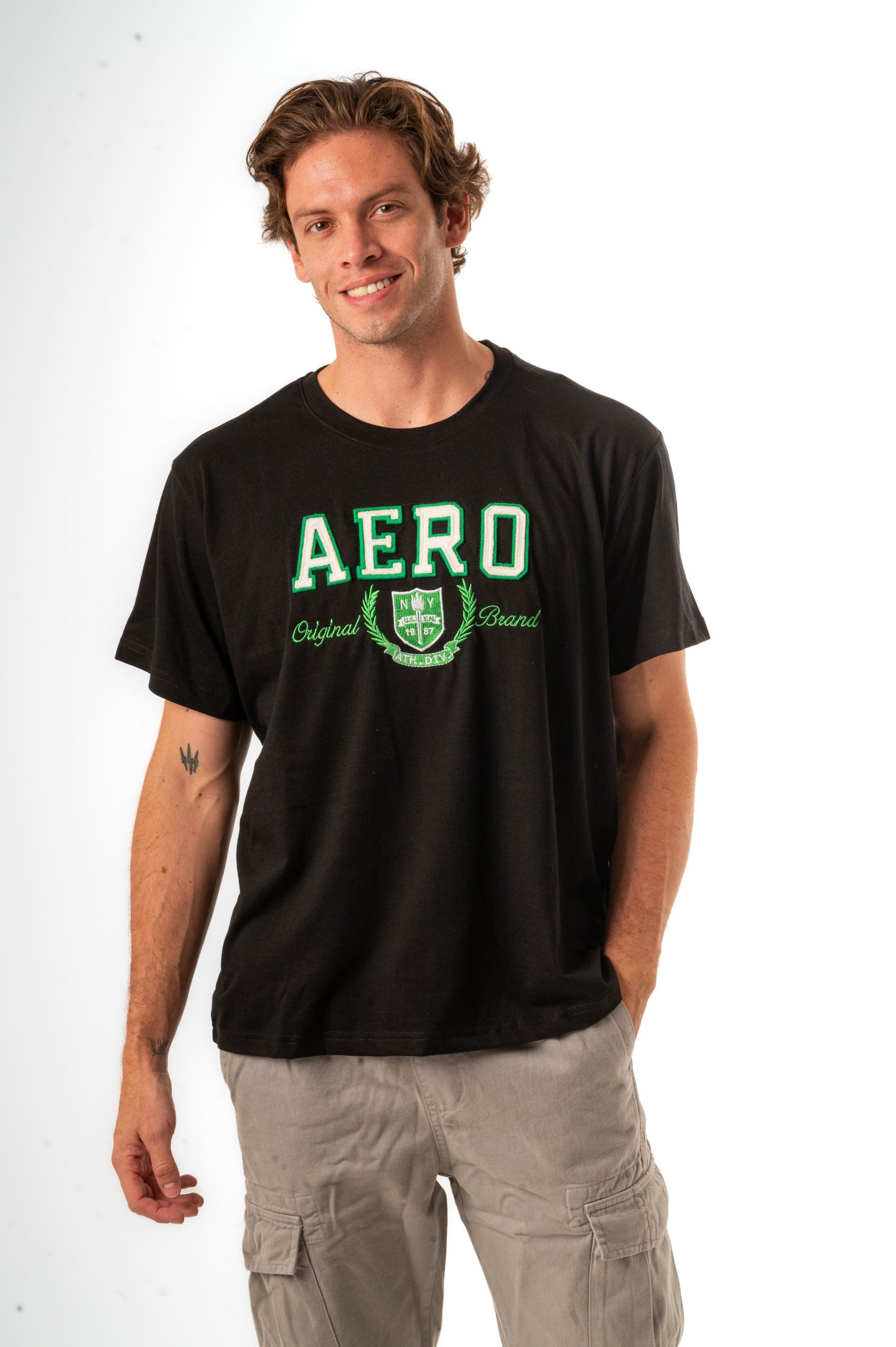 AERO ATHLETIC CREST DOUBLE TWILL APPLIQUÃ‰ GRAPHIC TEE-BLACK