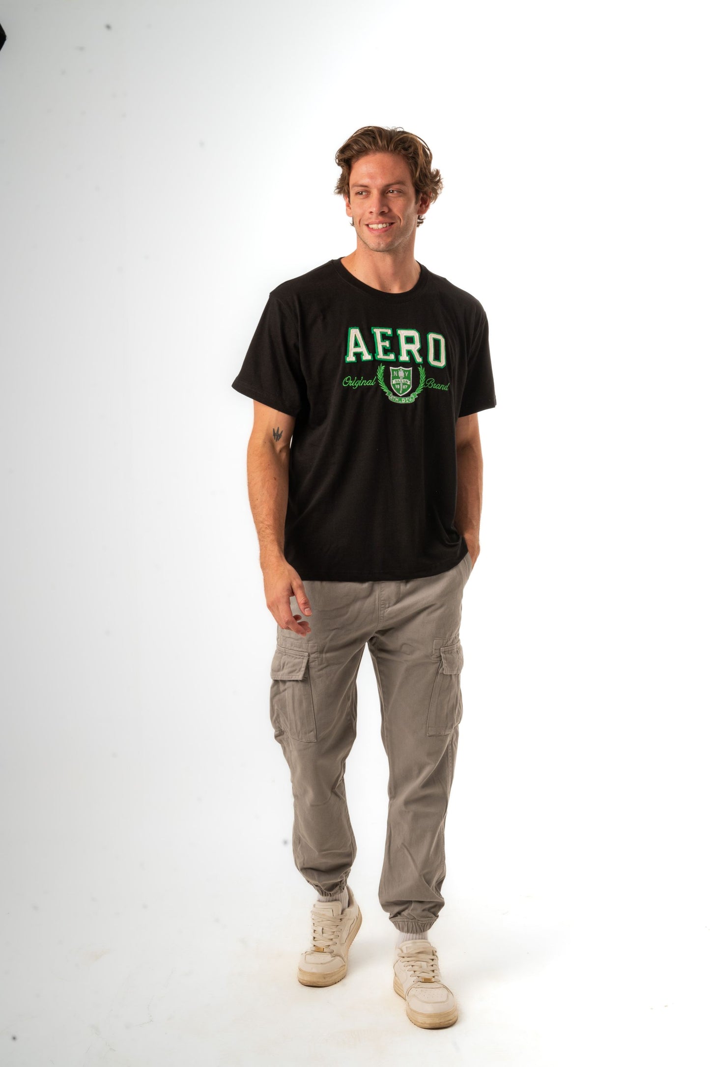 AERO ATHLETIC CREST DOUBLE TWILL APPLIQUÃ‰ GRAPHIC TEE-BLACK